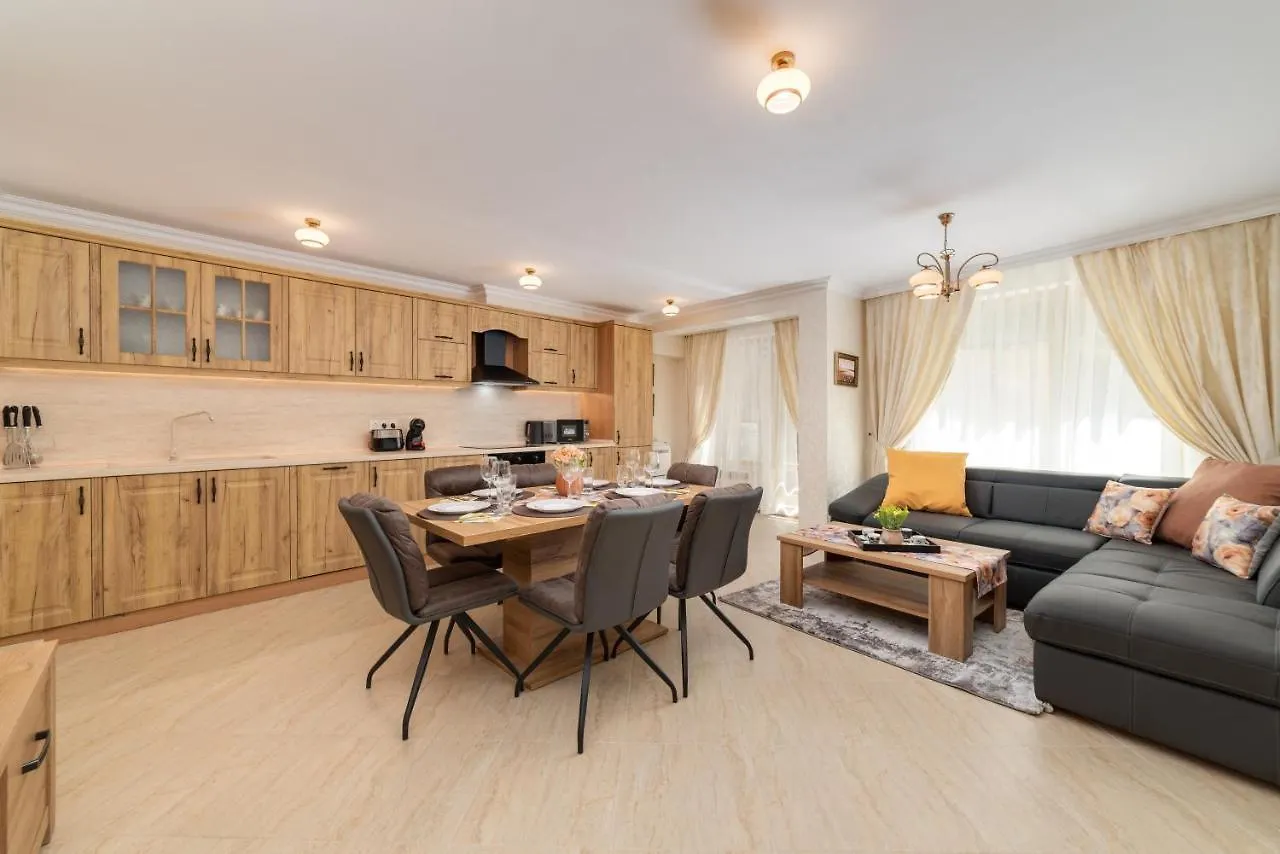 Deluxe And Central Garden Apartment Varna
