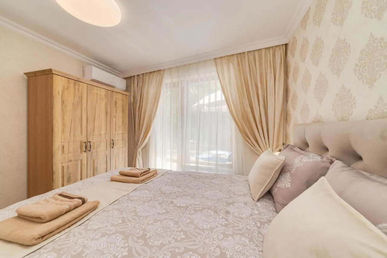 Deluxe And Central Garden Apartment Varna