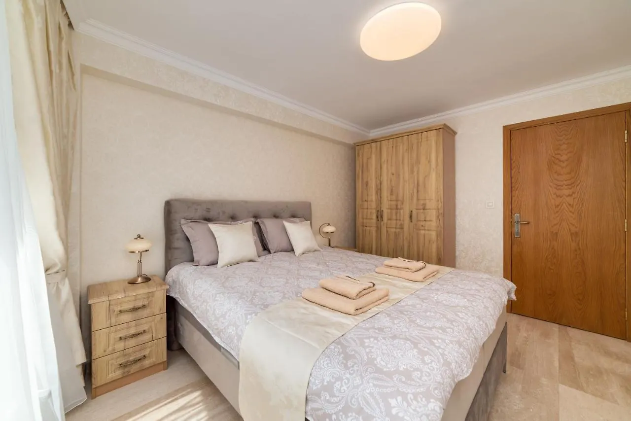 Deluxe And Central Garden Apartment Varna 0*,