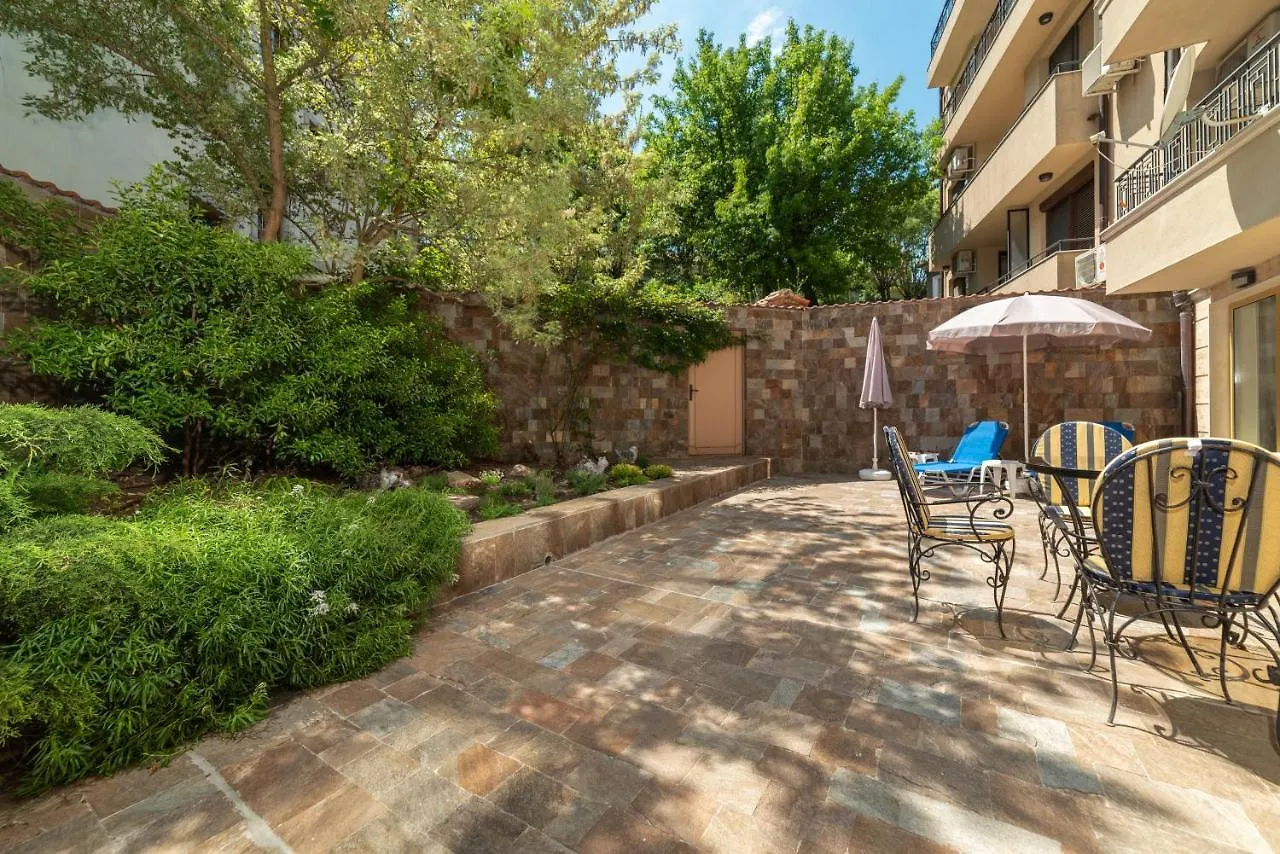 Deluxe And Central Garden Apartment Varna