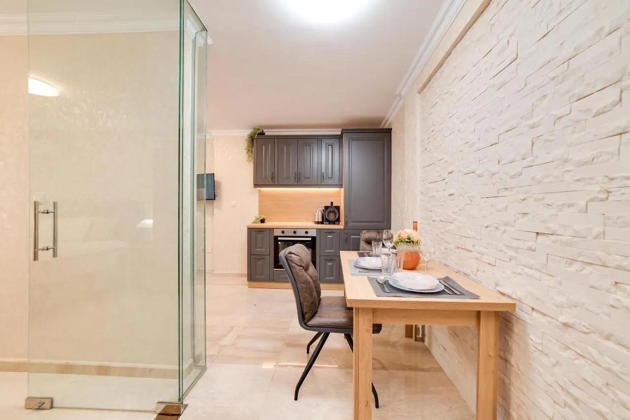Deluxe And Central Garden Apartment Varna