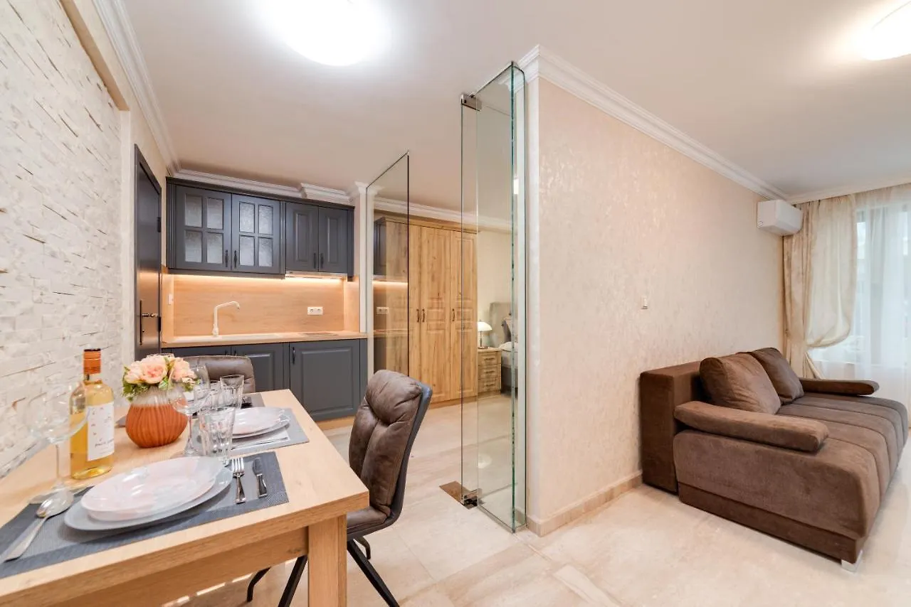 Deluxe And Central Garden Apartment Varna